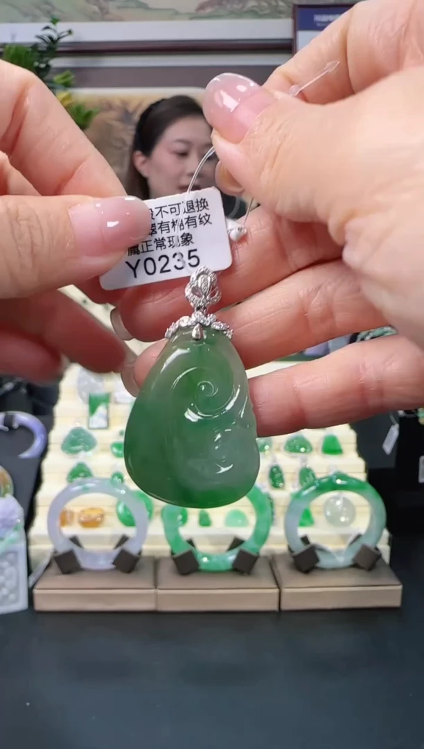 颈饰18K金镶嵌翡翠Y0235如意