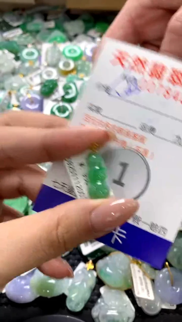 颈饰18K金镶嵌翡翠1111111111111111