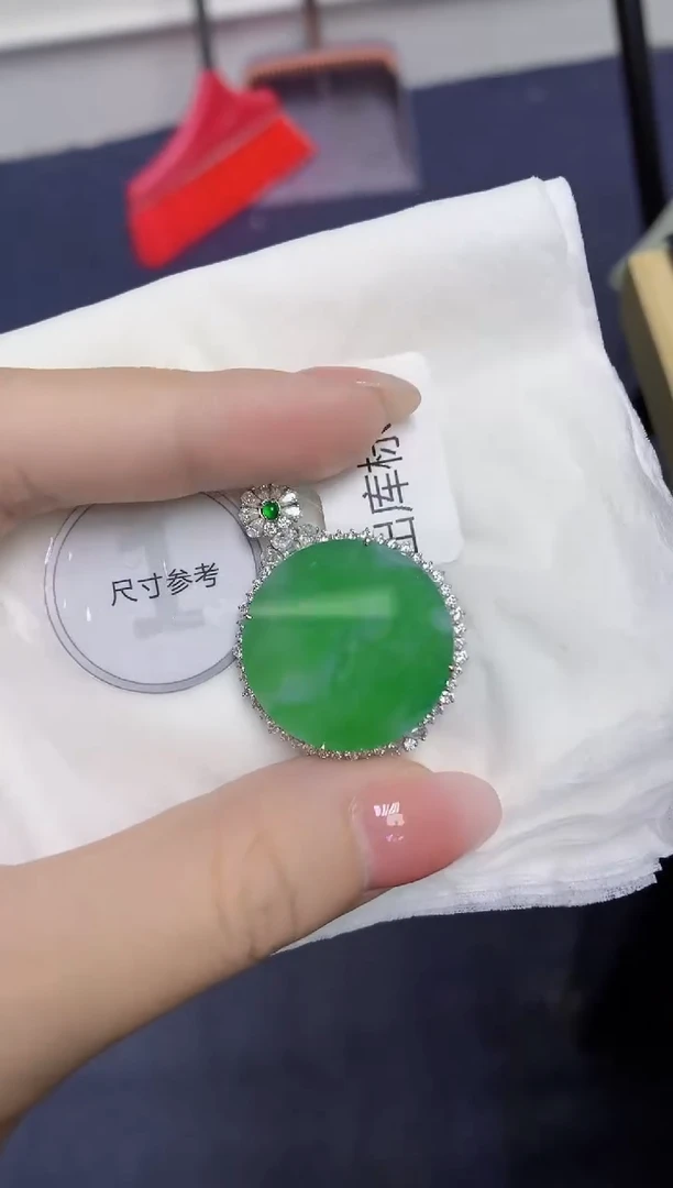 颈饰18K金镶嵌翡翠天然缅甸翡翠A货多样性发一件