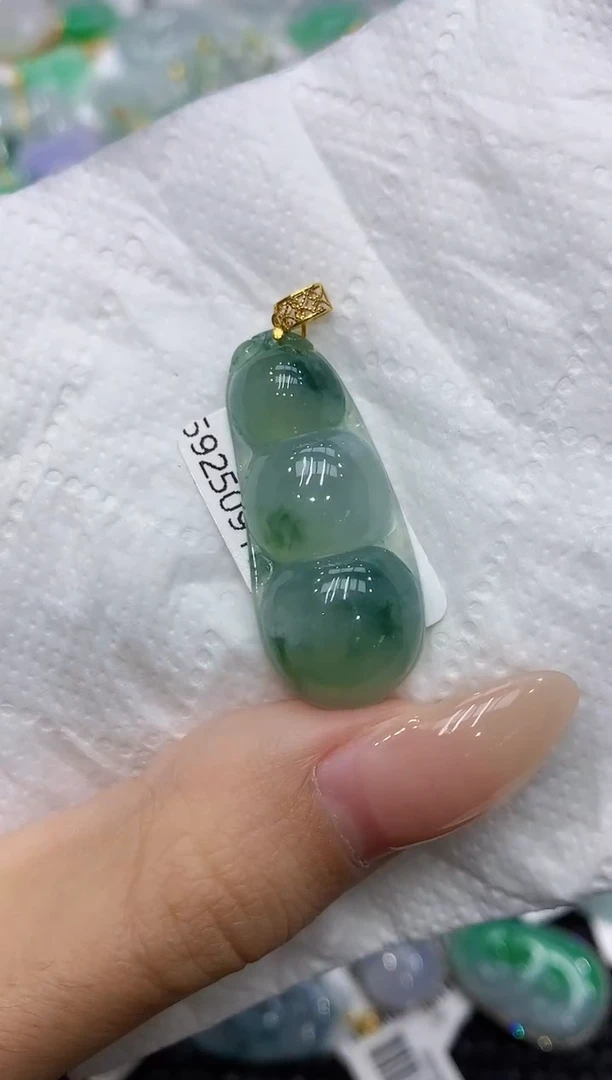 颈饰18K金镶嵌翡翠111111111111