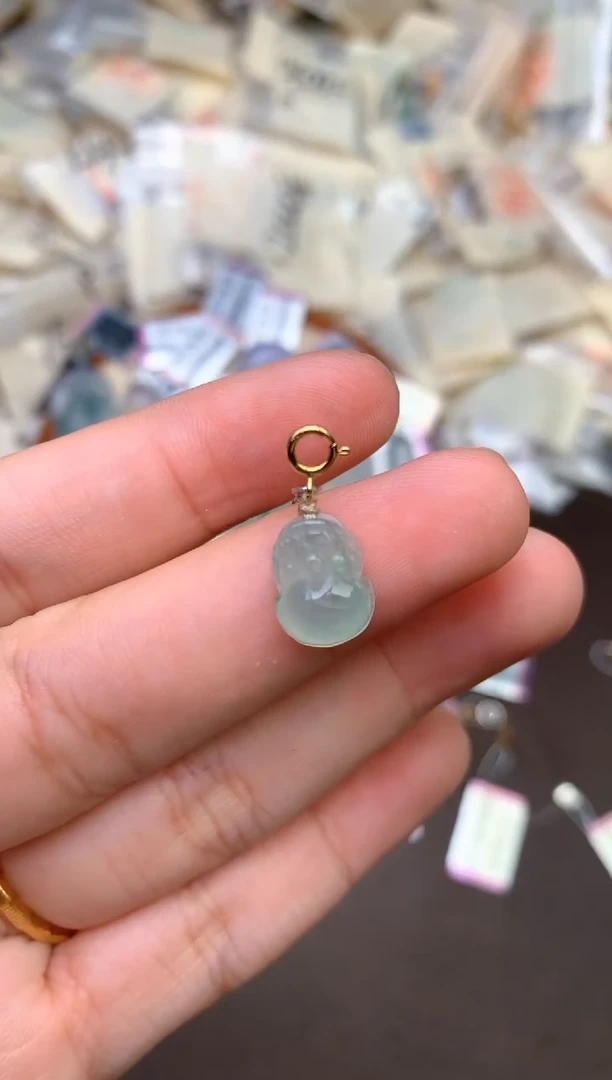18K金镶嵌挂件翡翠 —