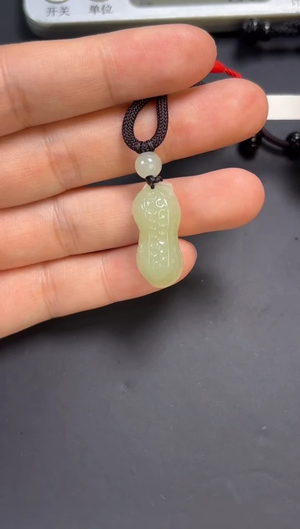 【闪购商品】和田玉吊坠(赠链)未镶嵌且末微色差近矿吊坠
