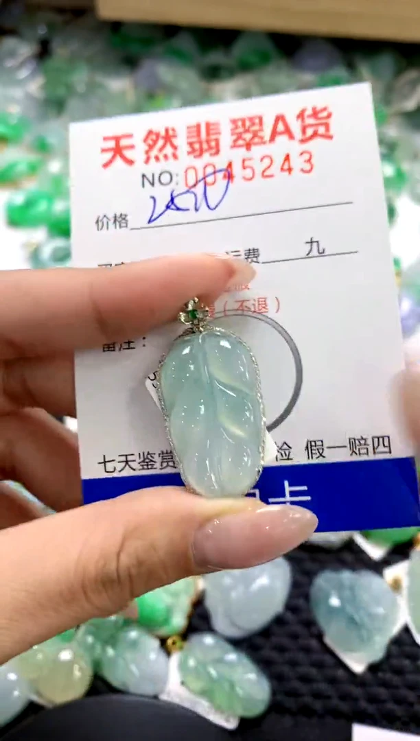 翡翠18K金镶嵌颈饰1111111111111111