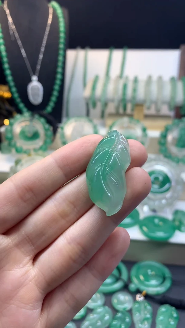 吊坠(不含链)未镶嵌石英质玉（非洲翠）随形金枝玉叶