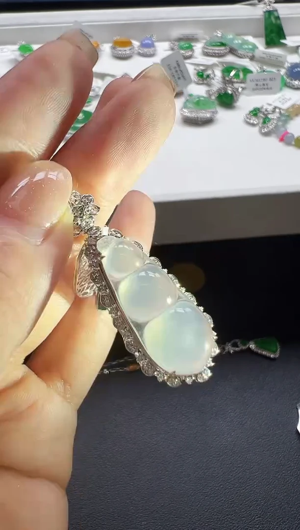 颈饰18K金镶嵌翡翠KLF1102-023