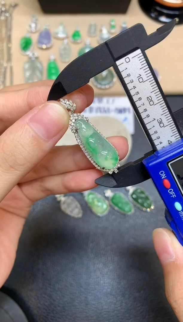 颈饰18K金镶嵌翡翠福豆【无服务费