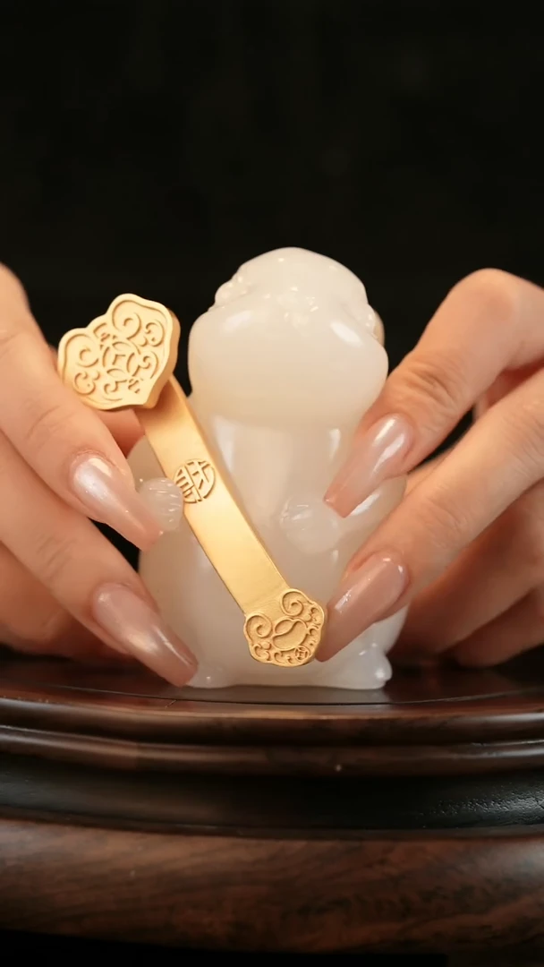 云南石荔枝白雕刻：如意兔摆件