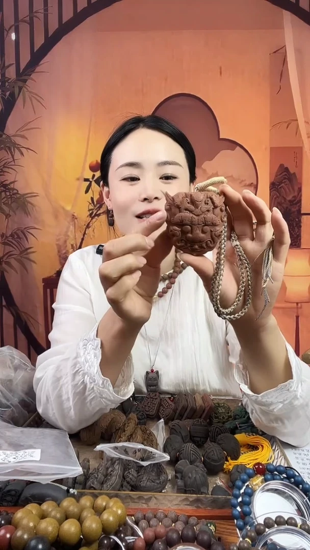 泥塑红麝大饕餮挂坠