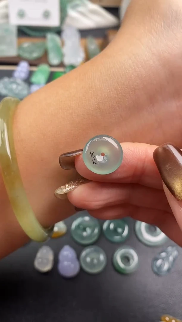 颈饰未镶嵌翡翠平安扣