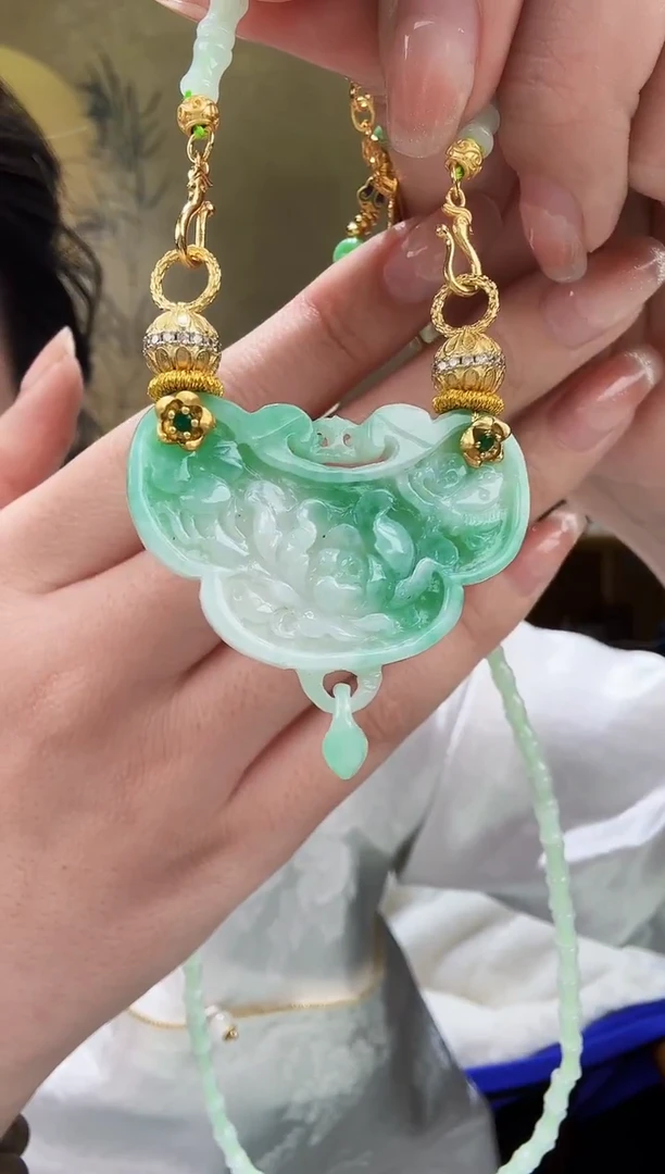 颈饰未镶嵌翡翠吊坠