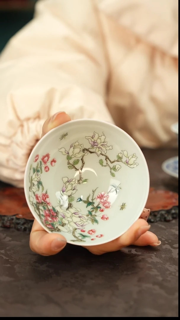 青花手绘花卉主人杯