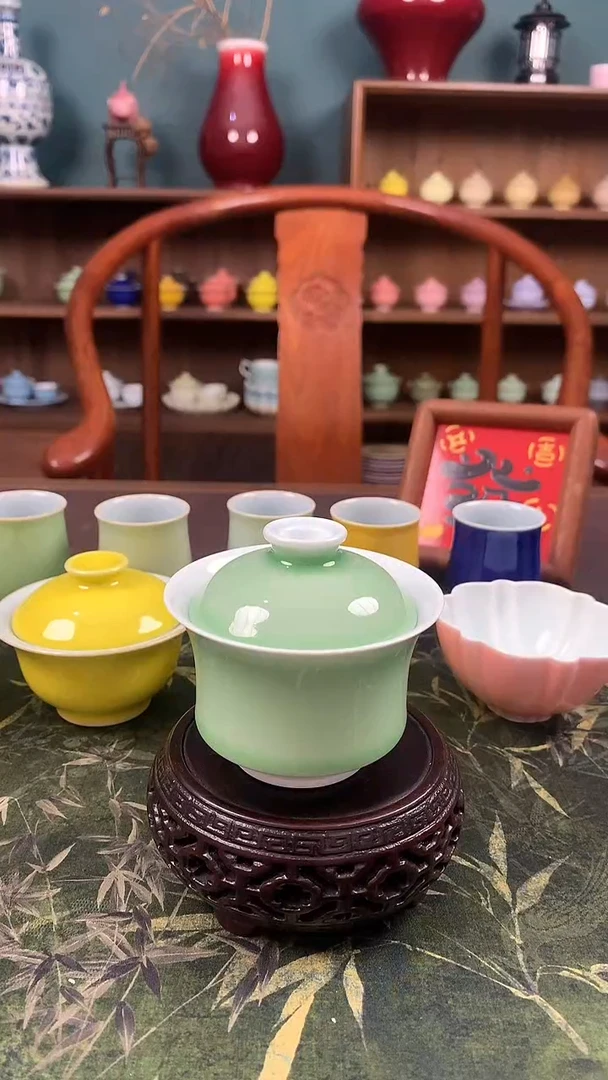 瓷片绿色马蹄盖碗