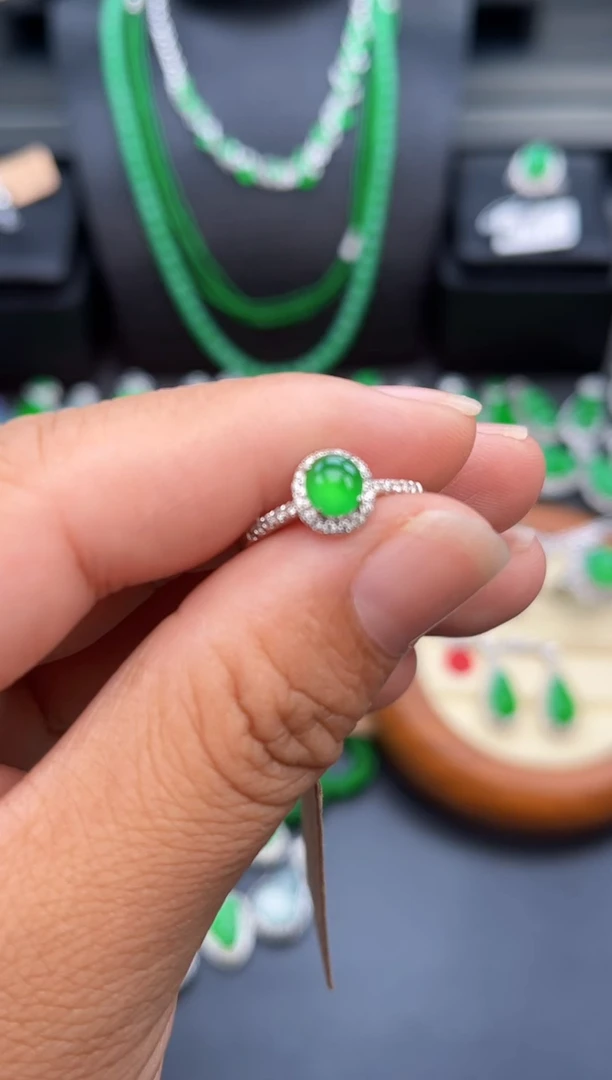 18K金镶嵌戒指翡翠多人