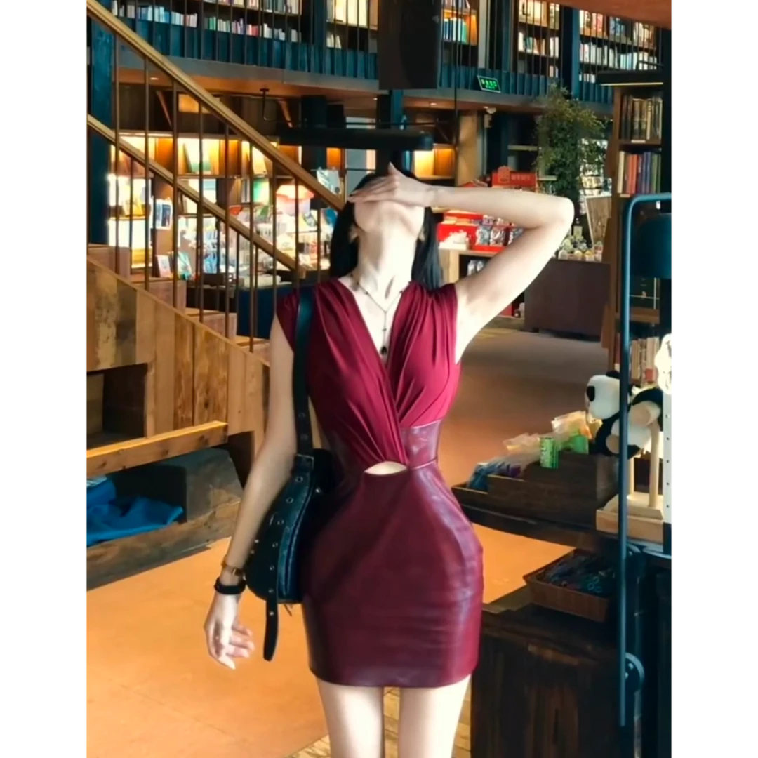 2025秋冬季性感酒红色深V无袖皮革裙复古收腰修身连衣裙