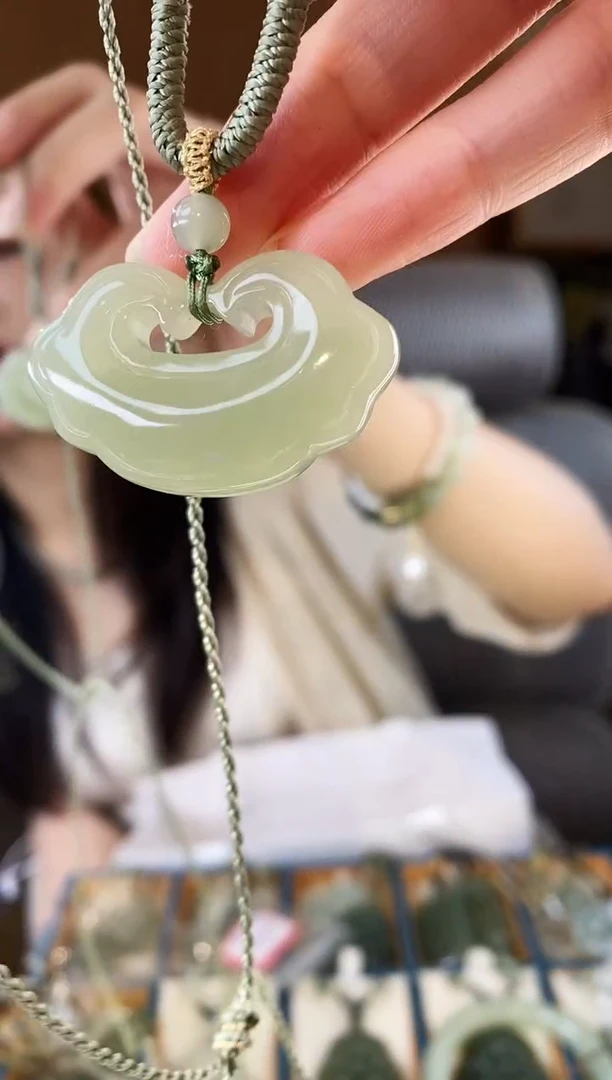 和田玉未镶嵌颈饰如意