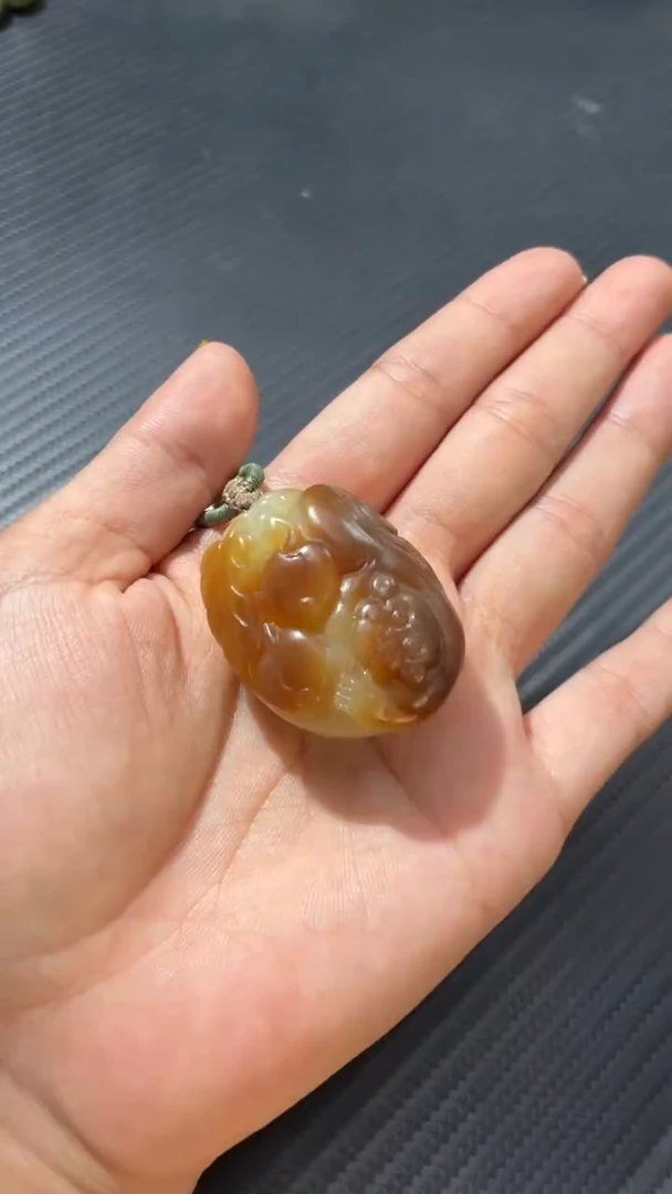 颈饰未镶嵌和田玉（糖玉）且末金山糖白猴子吊坠微色差 约38g