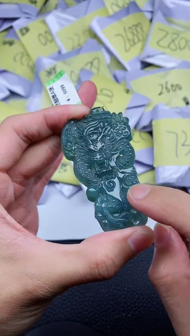 翡翠未镶嵌颈饰