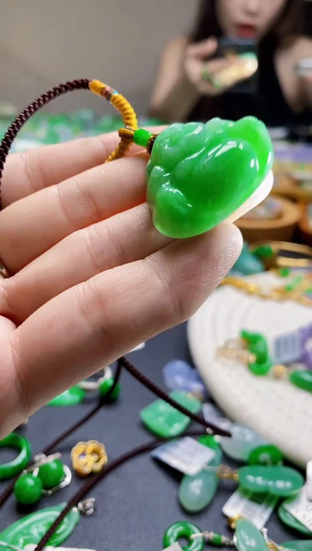 翡翠未镶嵌颈饰佛