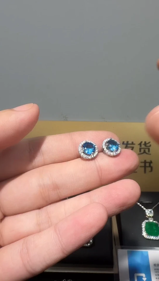 耳钉蓝宝石18K金镶嵌602