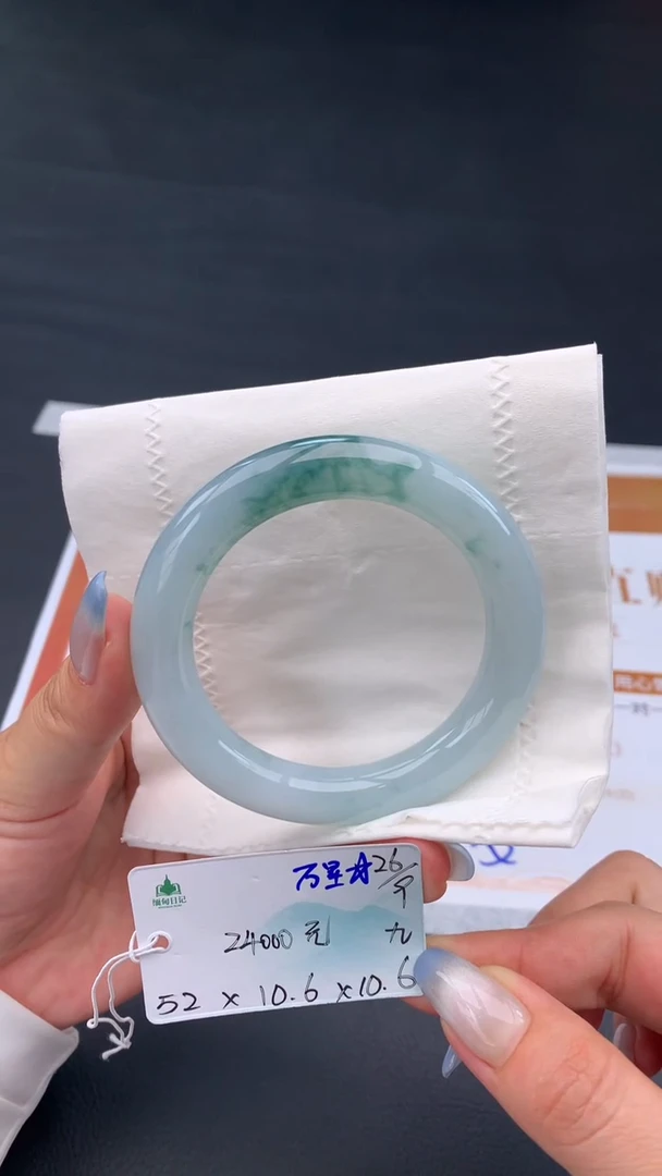 未镶嵌手镯翡翠自带#送人#，联系客服核对地址~