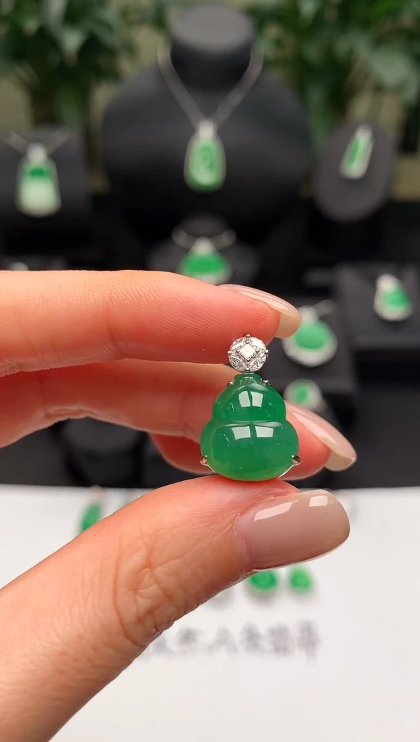 翡翠18K金镶嵌颈饰葫芦