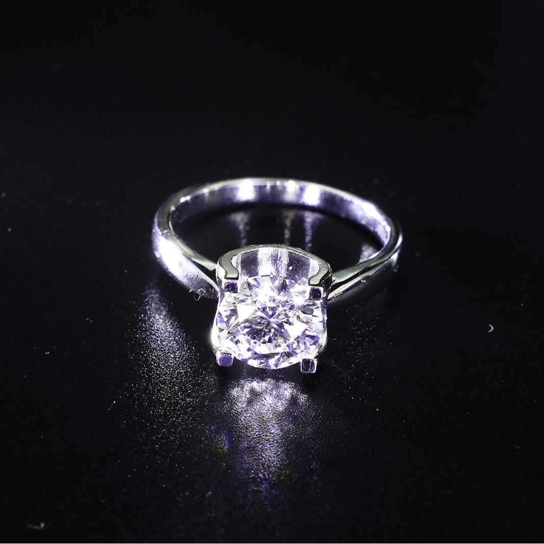 实验室培育钻石两克拉K白经典牛头钻戒