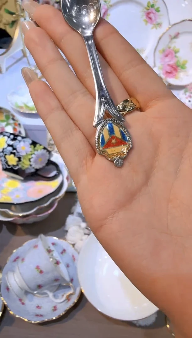 骨瓷娜娜中古瓷器如图所示