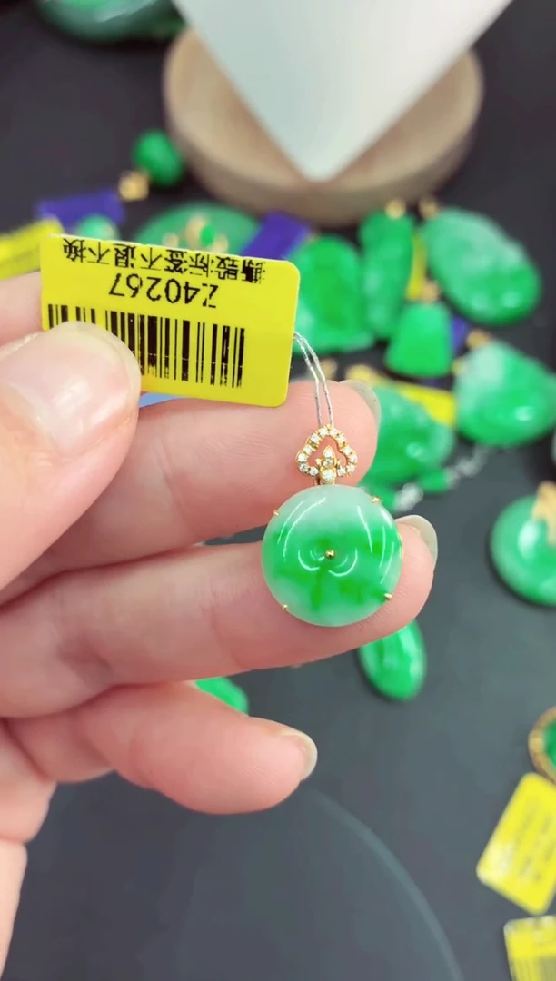 吊坠(不含链)18K金镶嵌翡翠挂件