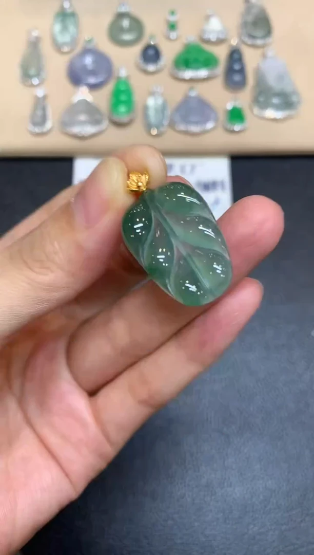 颈饰18K金镶嵌翡翠树叶【无服务费【48小时鉴赏期】