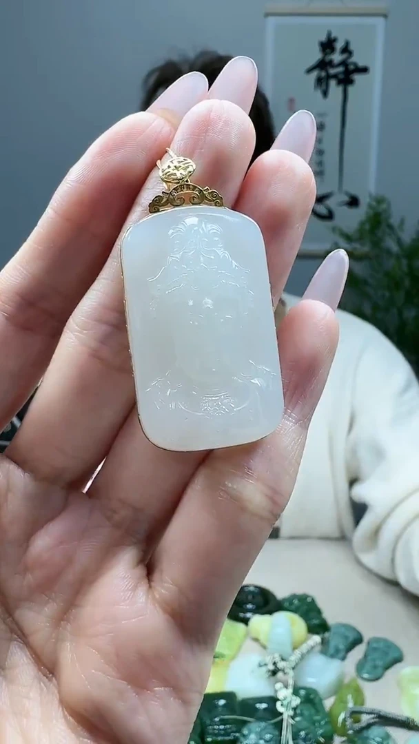 18K金镶嵌和田玉挂件1