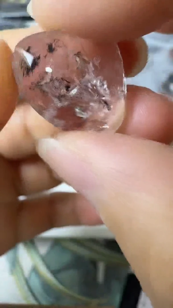 颈饰未镶嵌水晶矿坑