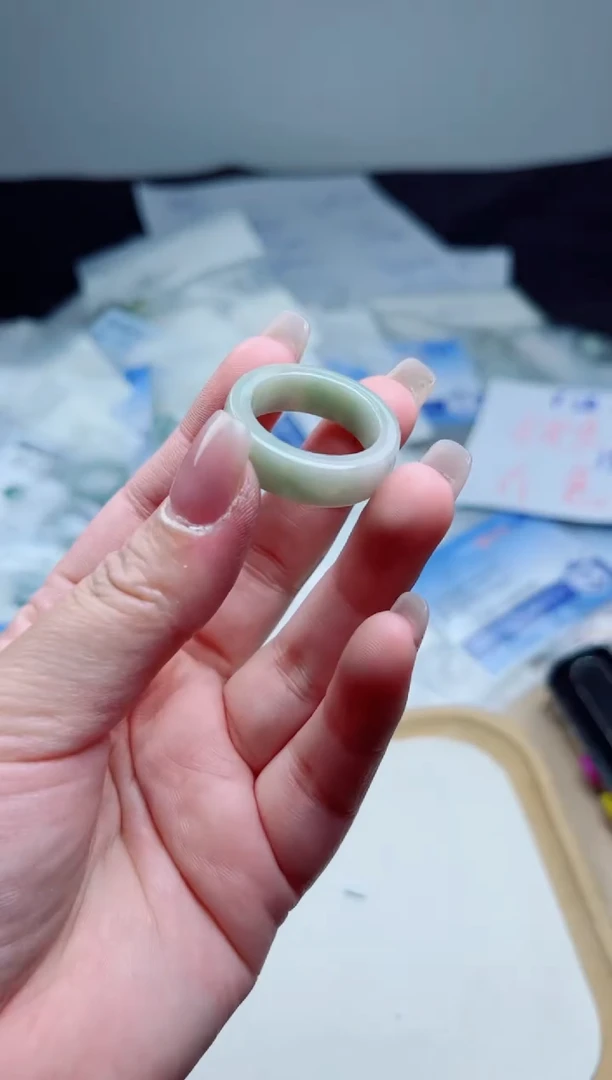 翡翠未镶嵌颈饰戒圈