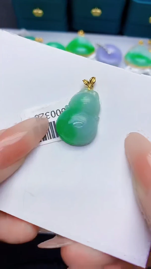 颈饰18K金镶嵌翡翠缅甸天然翡翠A货