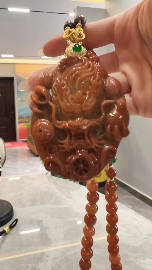 翡翠未镶嵌颈饰龙