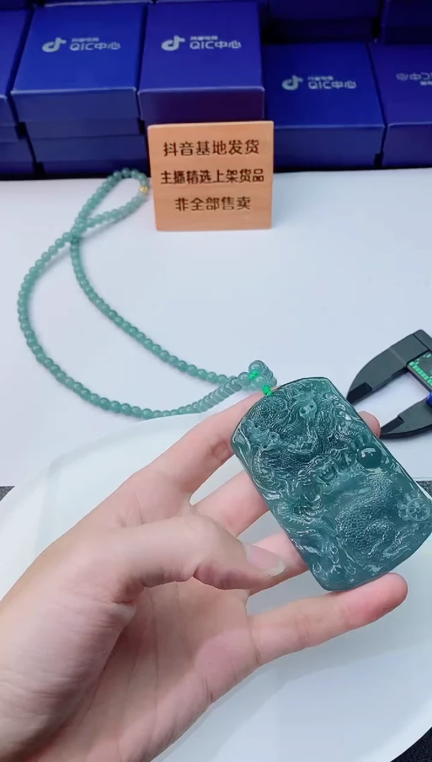 翡翠未镶嵌颈饰1