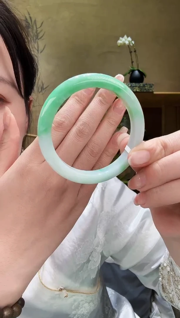 颈饰未镶嵌翡翠手镯 55