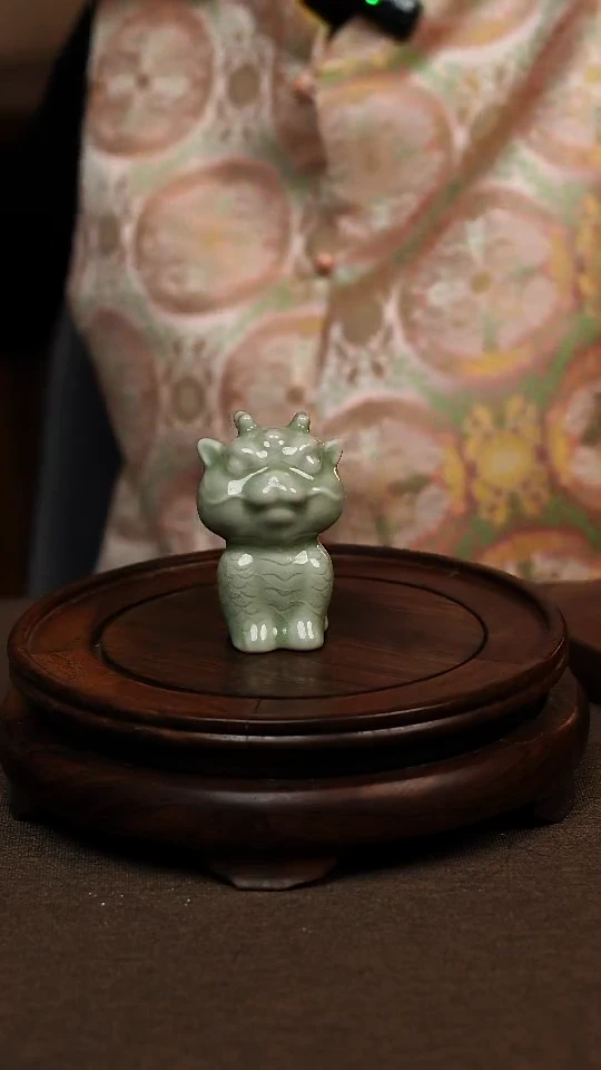 瓷片豆绿釉 茶宠龙猫 微瑕 不带礼盒
