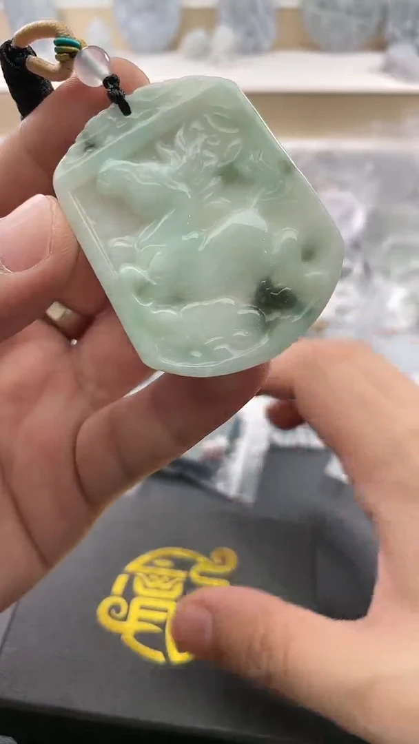 翡翠未镶嵌颈饰..../7/18/ 82