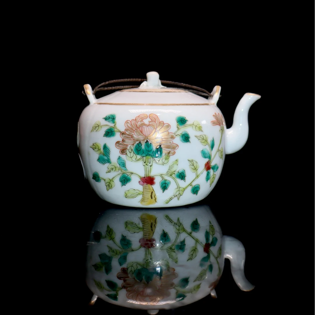 24:清晚期粉彩花卉纹茶壶