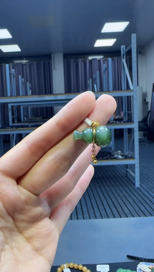 18K金镶嵌和田玉挂件1
