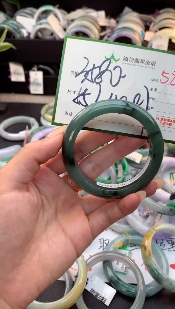 未镶嵌定制翡翠毛货需精细抛光+多人