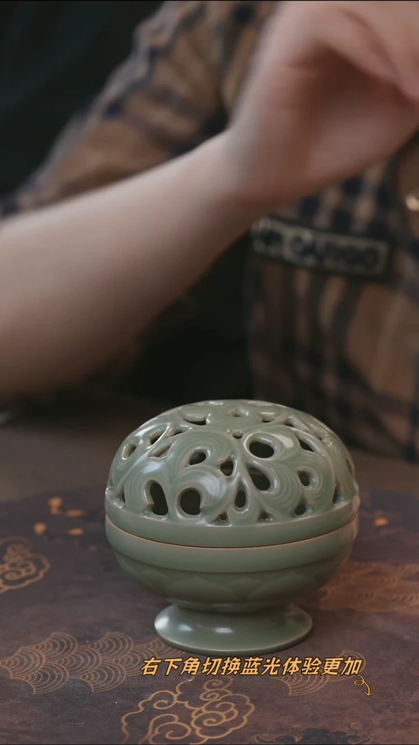 宁封窑仿宋越窑秘色釉暗刻镂空缠枝香薰
