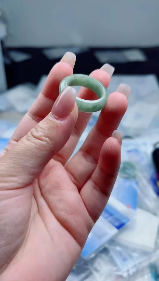 翡翠未镶嵌颈饰戒圈