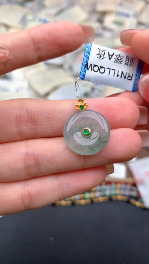 18K金镶嵌挂件翡翠一