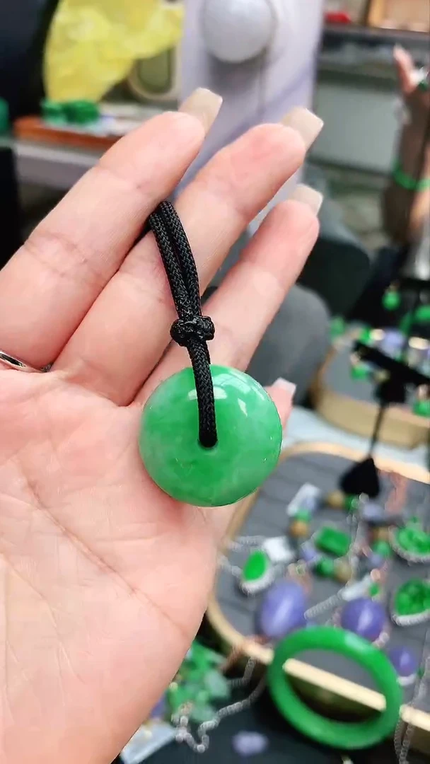 颈饰未镶嵌翡翠赠礼盒证书