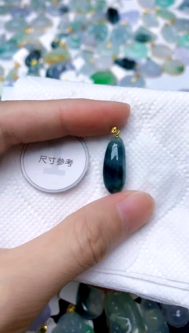 颈饰18K金镶嵌翡翠天然A货翡翠