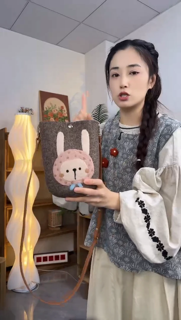 羊毛非遗纯手工包  手机包兔子