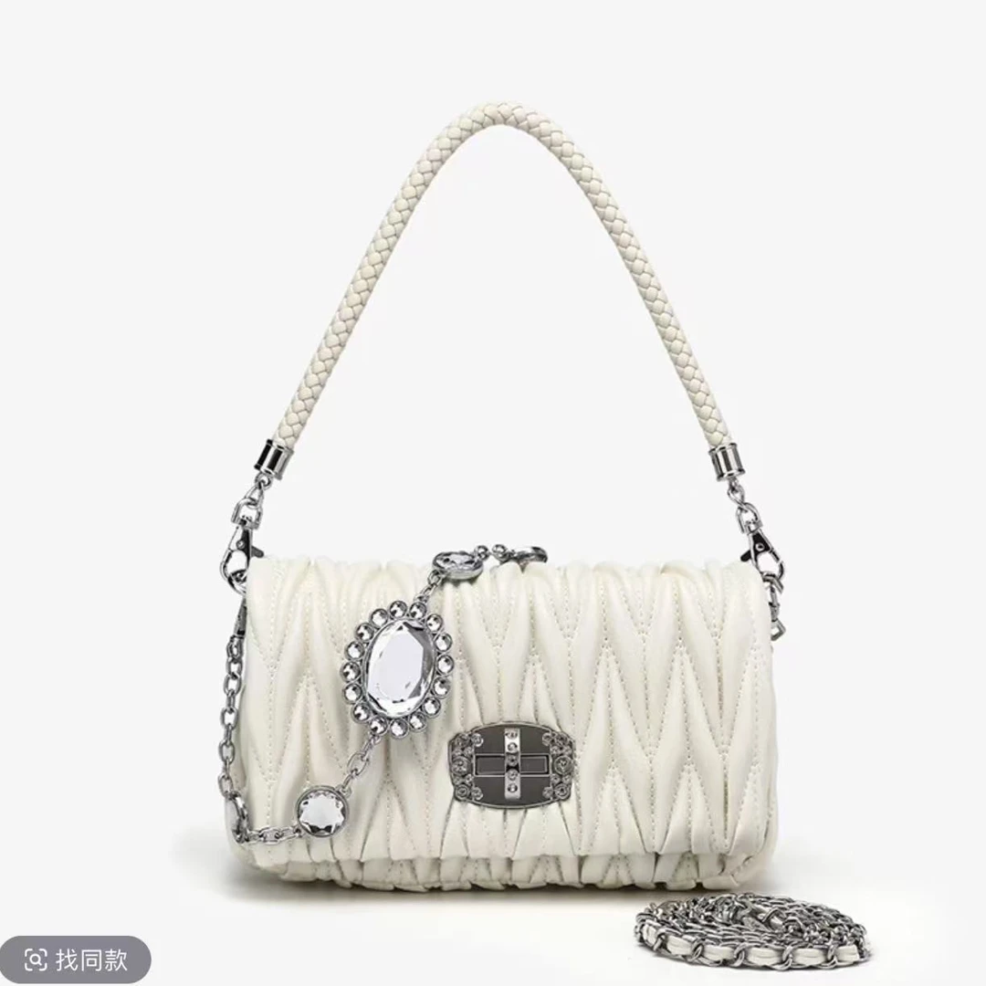 新款小香风褶皱斜挎包珍珠白TT