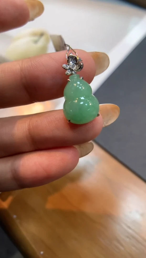 翡翠18K金镶嵌颈饰葫芦
