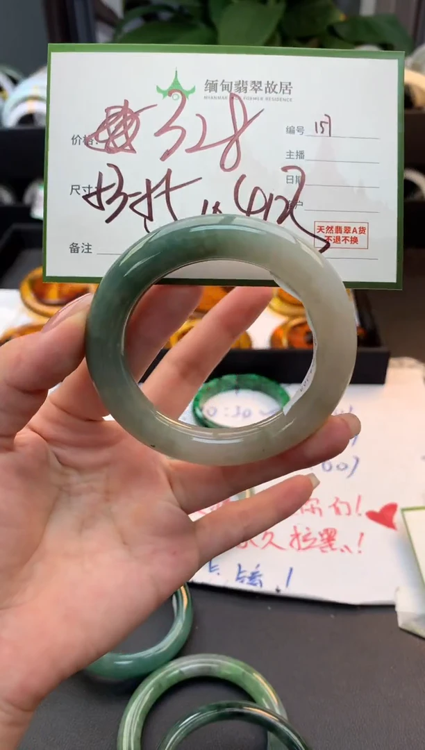 未镶嵌定制翡翠毛货需精细抛光+多人